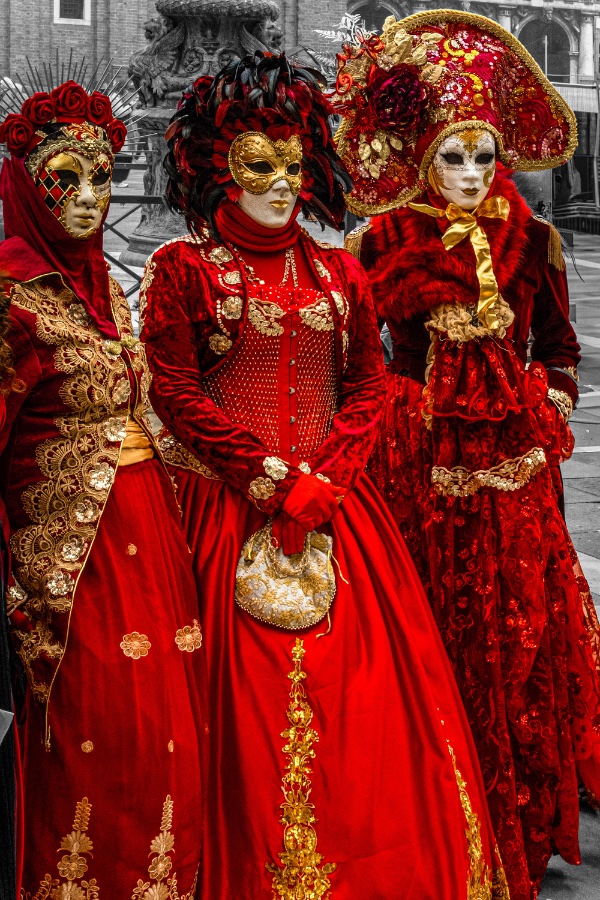 Drei Masken, tausend Geheimnisse